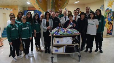 Polisportiva Mens Sana e Pam Panorama donano i regali e le calze della Befana ai bambini del Dipartimento Materno-Infantile dell’Azienza ospedaliero-universitaria Senese