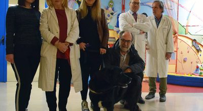 Il cane Nera allieta le ore in ospedale dei piccoli pazienti del policlinico Santa Maria alle Scotte, al via il progetto di pet therapy