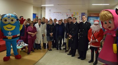 Doni e sorprese di Natale per i piccoli pazienti del policlinico Santa Maria alle Scotte grazie all’Arma dei Carabinieri e alla Polizia di Stato