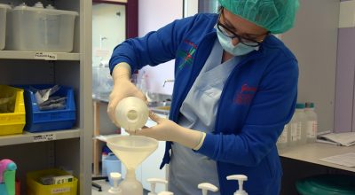 Coronavirus: la Farmacia Oncologica in prima linea per preparare il gel disinfettante mani per i reparti e per tutte le aree comuni dell’ospedale. Prodotti oltre 50 chili giorno