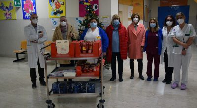 Natale, i volontari dell’AVO donano i pandorini ai piccoli pazienti ricoverati nel Dipartimento della Donna e dei Bambini