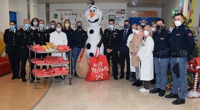 Arma dei Carabinieri e alla Polizia di Stato portano i doni di Natale ai piccoli pazienti ricoverati nel Dipartimento della Donna e dei Bambini