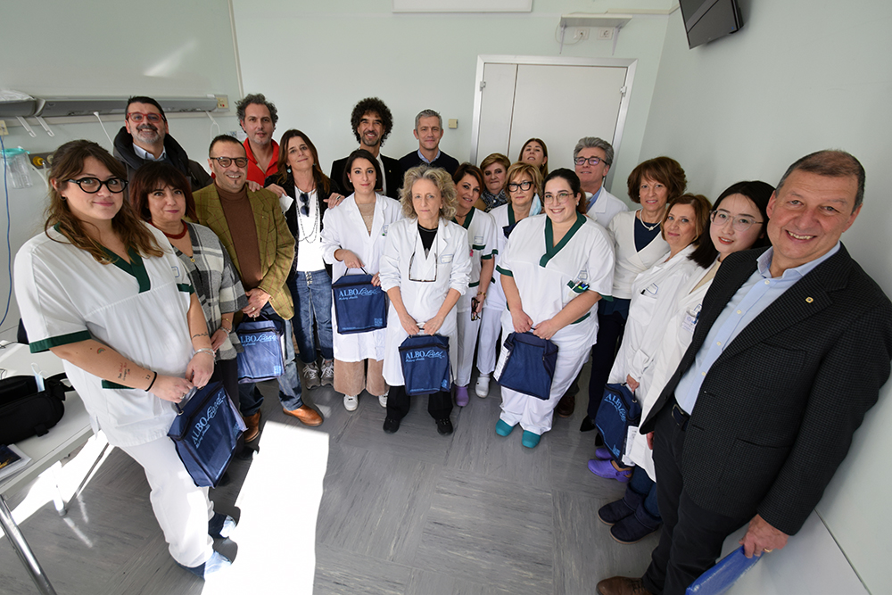 Lions Siena Torre di Mezzo dona cuffie refrigeranti all’Oncologia medica dell’Aou Senese