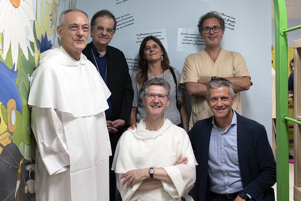 Visita del Cardinale Augusto Paolo Lojudice all’Aou Senese: benedizione per la biblioteca del Dipartimento della Donna e dei Bambini e visita ai bambini ricoverati