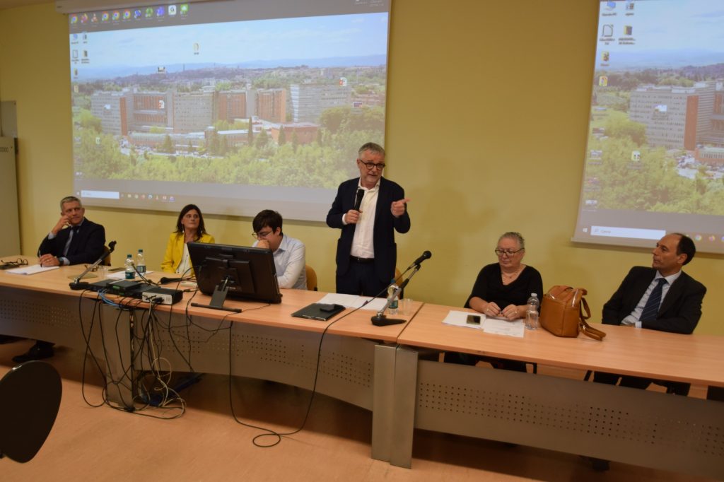 Incontro costruttivo e di confronto tra l’assessore regionale al Diritto alla Salute, Simone Bezzini, e i professionisti dell’Aou Senese durante l’Ufficio di DirezionePresentato il cruscotto di monitoraggio delle attività, un nuovo strumento interattivo a disposizione dei professionisti