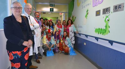 Inaugurati i nuovi dipinti all’ingresso e nel corridoio di Neuropsichiatria infantile, li hanno realizzati i clown volontari di Nasienasi Vip Siena