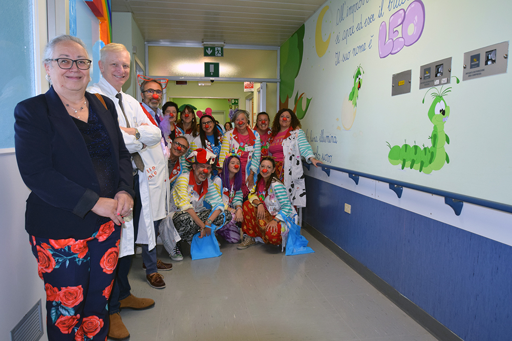 Inaugurati i nuovi dipinti all’ingresso e nel corridoio di Neuropsichiatria infantile, li hanno realizzati i clown volontari di Nasienasi Vip Siena