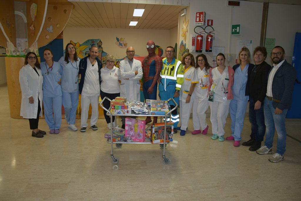 Lo Spiderman di corsia Mattia Villardita in visita al Dipartimento della Donna e dei bambini dell’Aou Senese, insieme alla Misericordia di Rapolano Terme e al Gruppo Donatori di Sangue Fratres di Rapolano e Serre