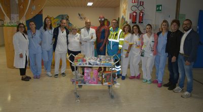 Lo Spiderman di corsia Mattia Villardita in visita al Dipartimento della Donna e dei bambini dell’Aou Senese, insieme alla Misericordia di Rapolano Terme e al Gruppo Donatori di Sangue Fratres di Rapolano e Serre