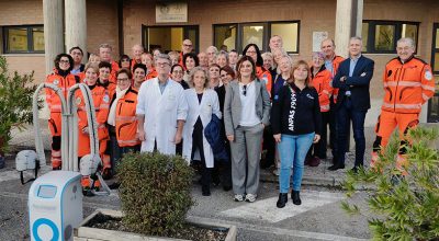 Consegnato il casco refrigerante per le pazienti dell’Oncologia medica grazie alla raccolta fondi “Oltre lo specchio” promossa dalle Pubbliche Assistenze Area Senese e Val d’Elsa: un importante supporto alle cure