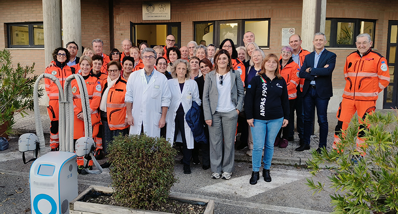 Consegnato il casco refrigerante per le pazienti dell’Oncologia medica grazie alla raccolta fondi “Oltre lo specchio” promossa dalle Pubbliche Assistenze Area Senese e Val d’Elsa: un importante supporto alle cure