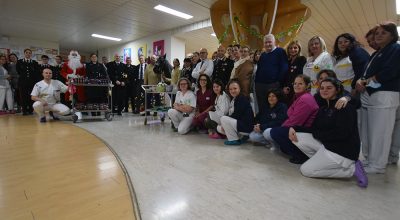 Tanti regali per i piccoli pazienti portati dal Babbo Natale dei Carabinieri, arrivato insieme a Magnolia, splendido esemplare di Cavallino di Monterufoli