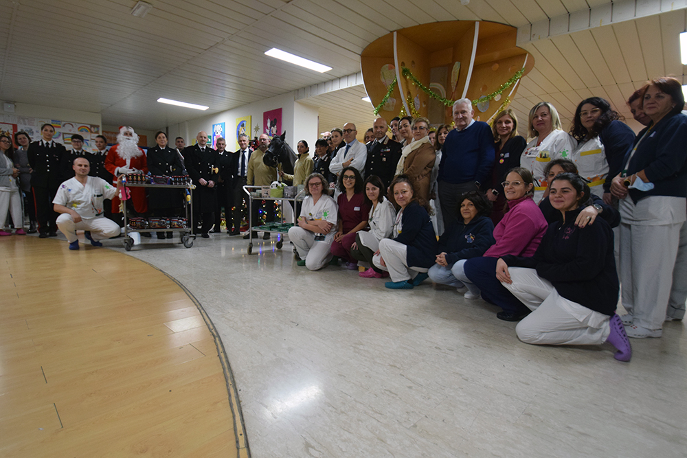 Tanti regali per i piccoli pazienti portati dal Babbo Natale dei Carabinieri, arrivato insieme a Magnolia, splendido esemplare di Cavallino di Monterufoli