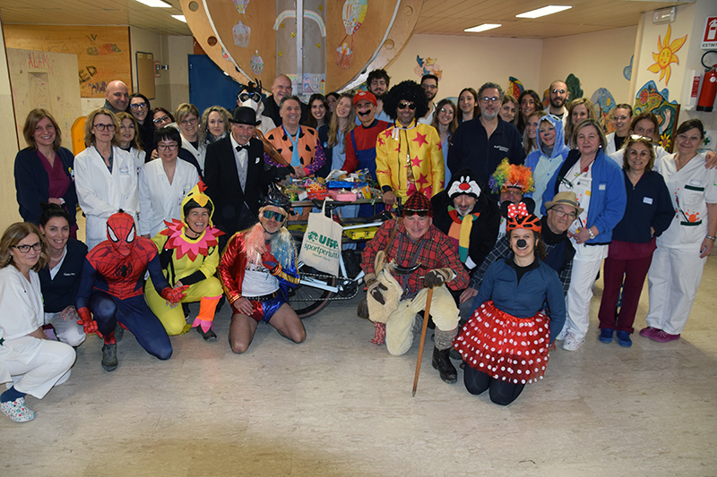 Carnevale alle Scotte: Gravel bike e G.C. Arbia, in collaborazione con la Uisp, in visita in bicicletta ai piccoli pazienti